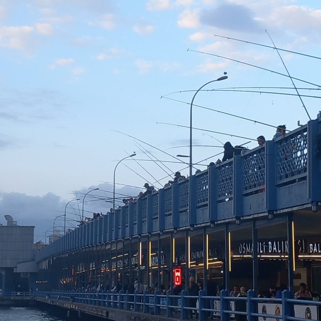 Les pécheurs sur le pont Galata à Istanbul